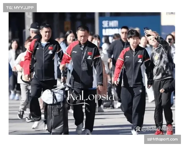 小球迷冲入场内拥抱偶像，保安暖心护送引全场掌声