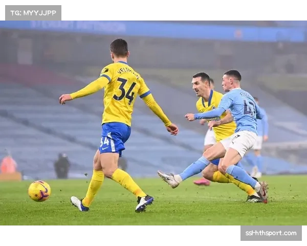 终场哨响,里昂球员相拥庆祝13连胜纪录 终场哨响,里昂球员相拥庆祝13连胜纪录